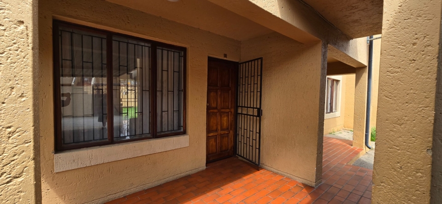 2 Bedroom Property for Sale in Florida Lake Gauteng