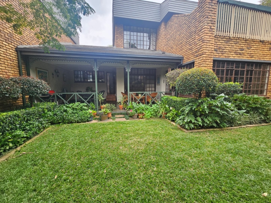 4 Bedroom Property for Sale in Nieuw Muckleneuk Gauteng