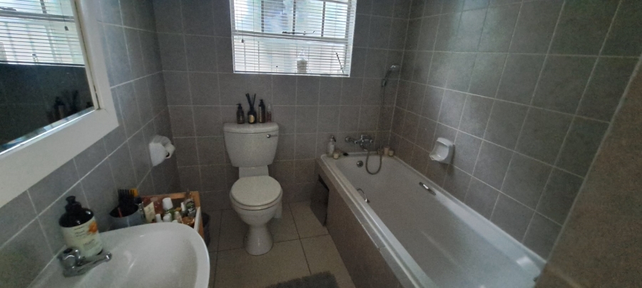 To Let 2 Bedroom Property for Rent in Bedford Gardens Gauteng