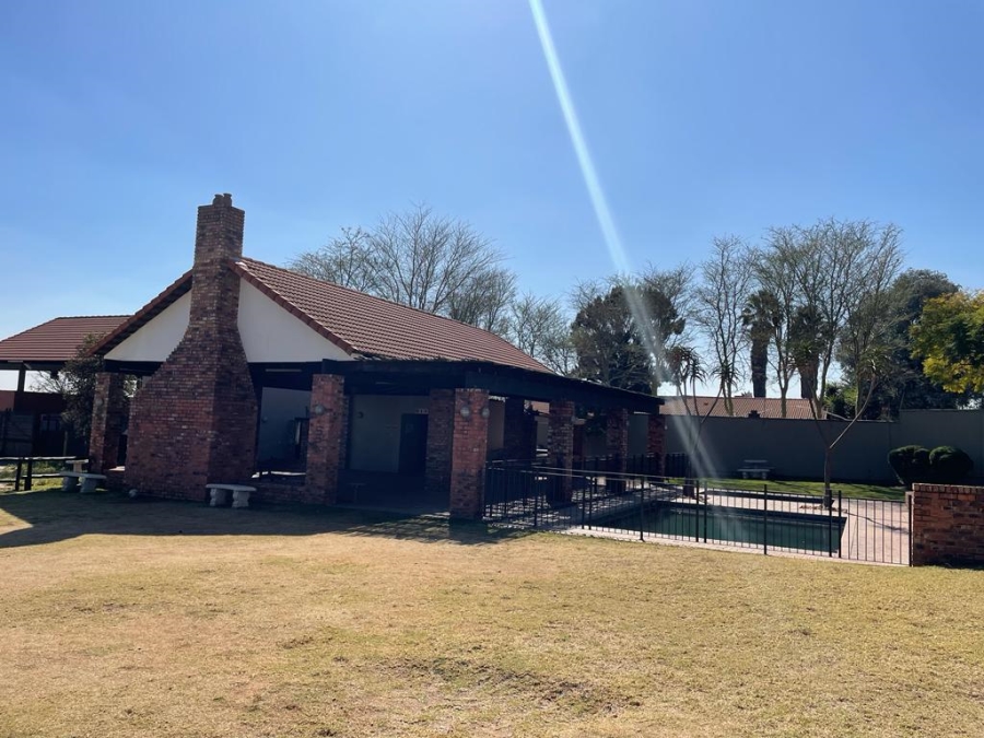 1 Bedroom Property for Sale in Vorna Valley Gauteng