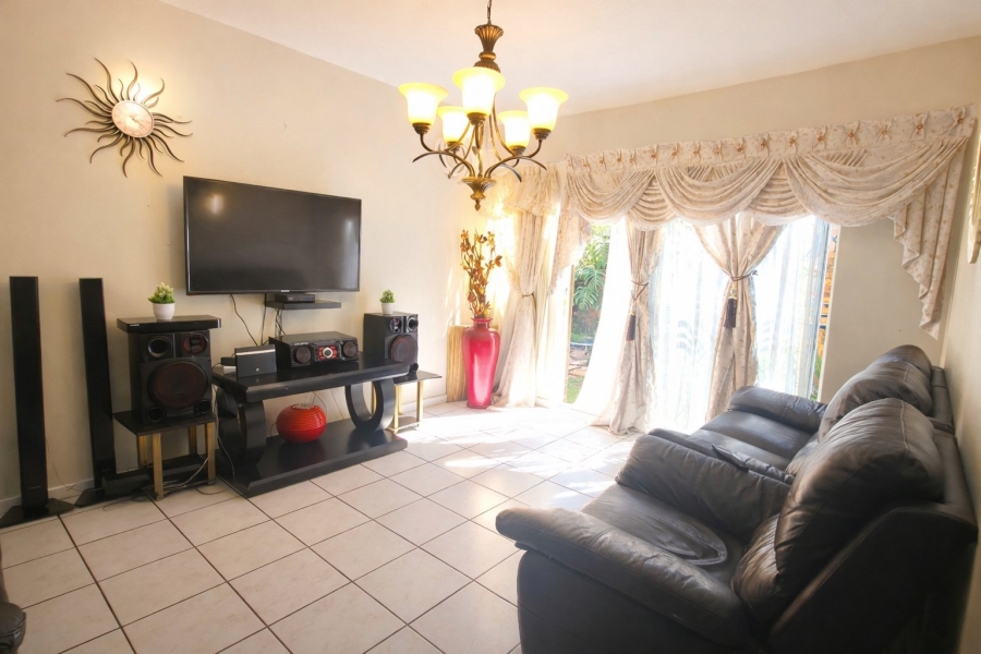 4 Bedroom Property for Sale in Die Hoewes Gauteng