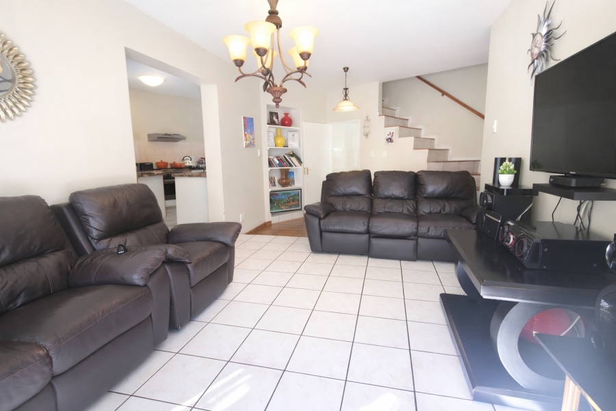 4 Bedroom Property for Sale in Die Hoewes Gauteng