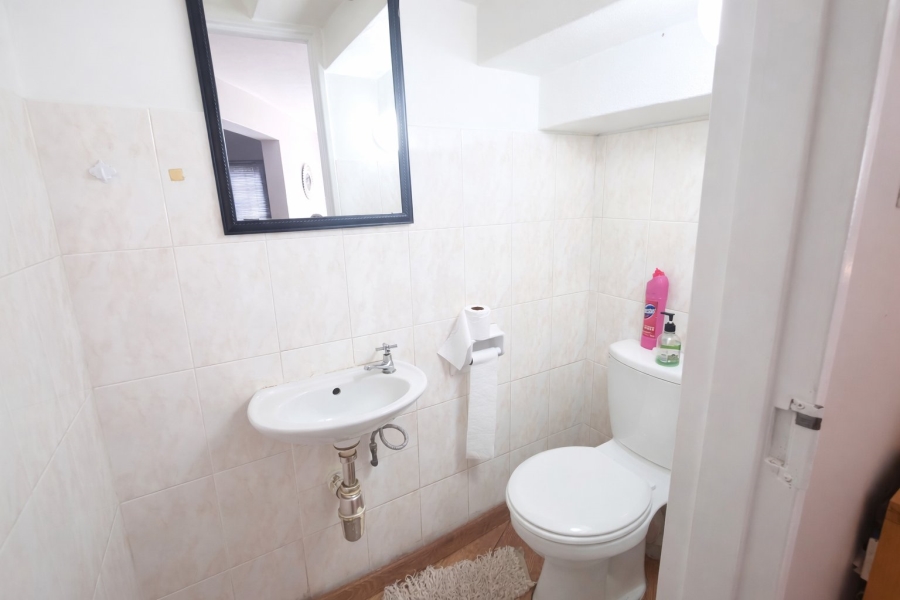 4 Bedroom Property for Sale in Die Hoewes Gauteng