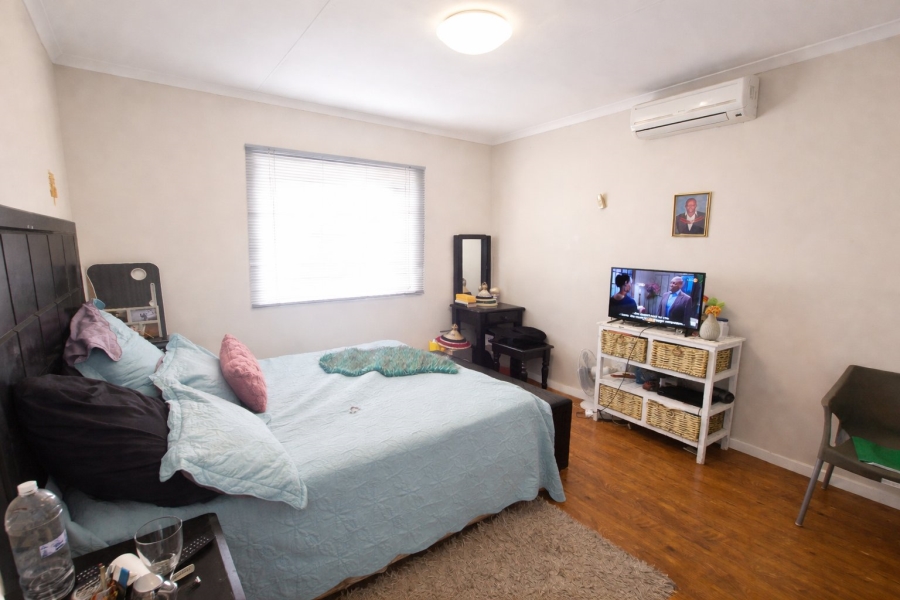 4 Bedroom Property for Sale in Die Hoewes Gauteng