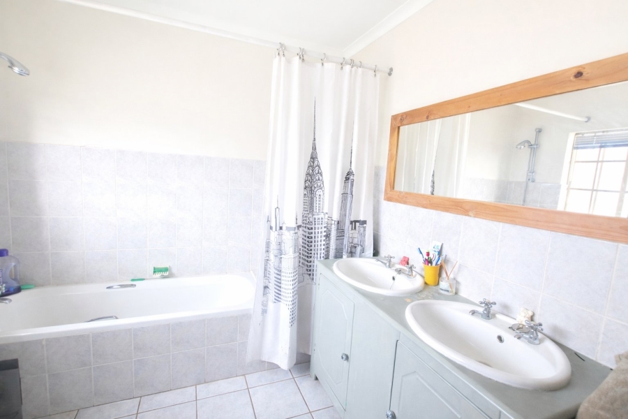 4 Bedroom Property for Sale in Die Hoewes Gauteng