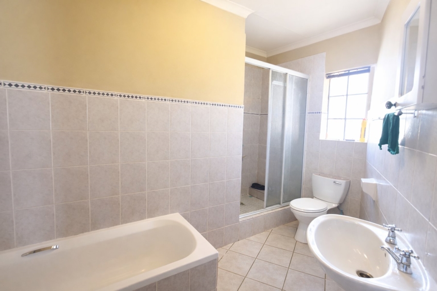 4 Bedroom Property for Sale in Die Hoewes Gauteng