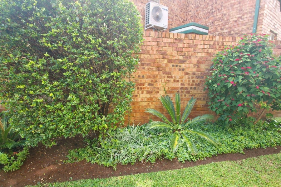 4 Bedroom Property for Sale in Die Hoewes Gauteng
