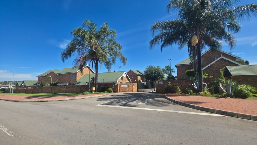 4 Bedroom Property for Sale in Die Hoewes Gauteng