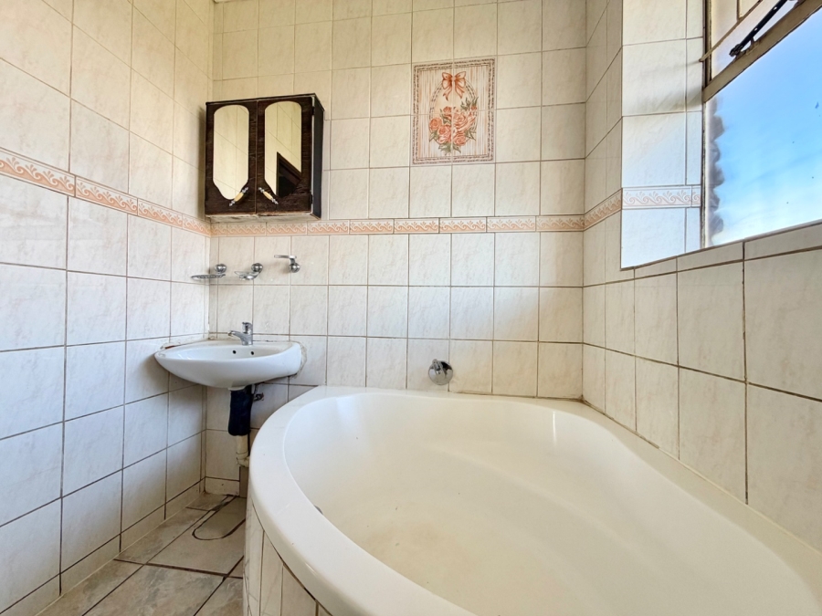 To Let 2 Bedroom Property for Rent in Rhodesfield Gauteng