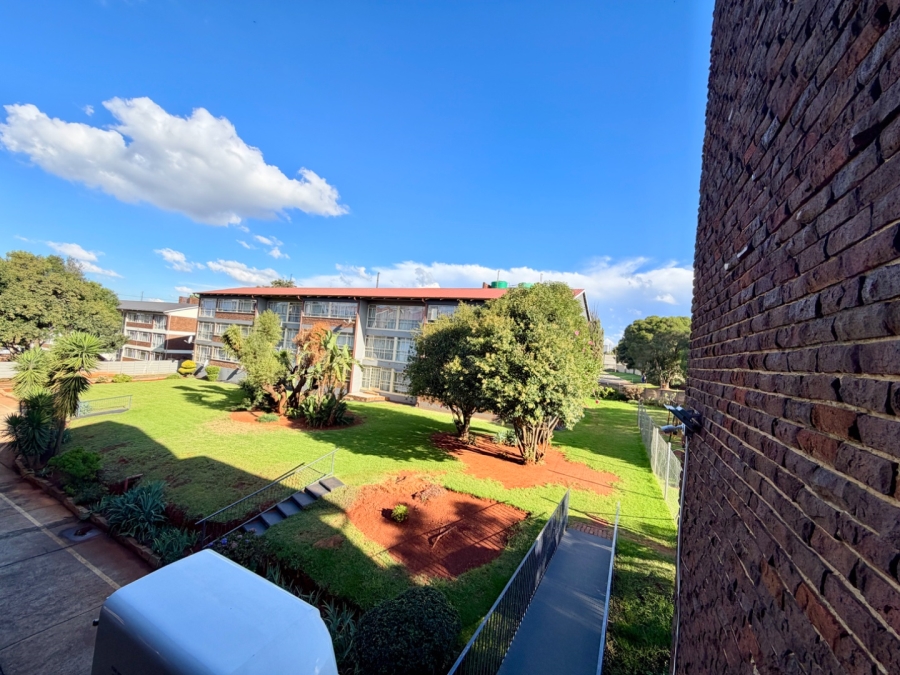 To Let 2 Bedroom Property for Rent in Rhodesfield Gauteng