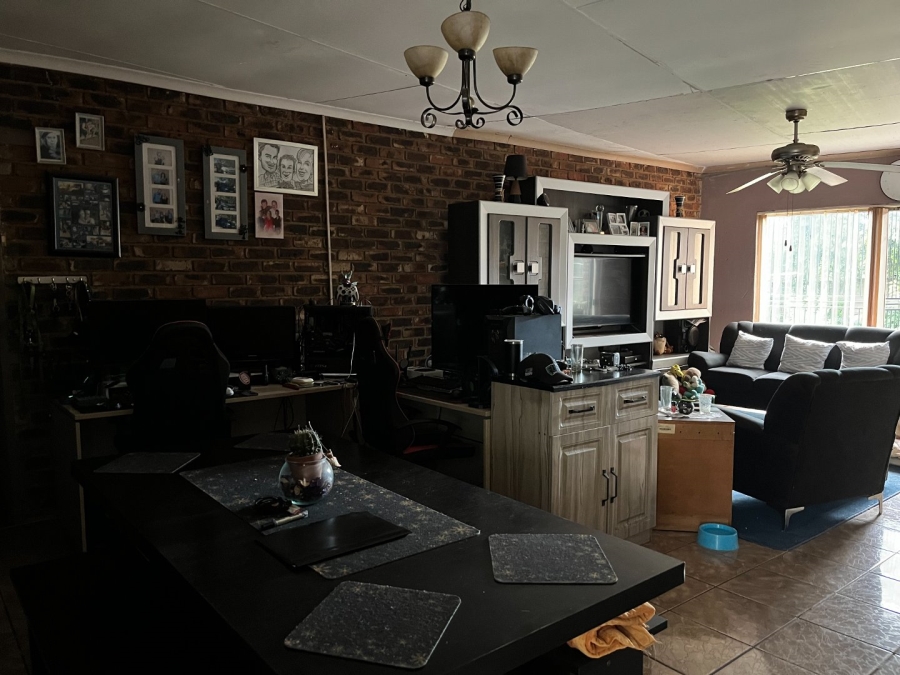 6 Bedroom Property for Sale in Bedworth Park Gauteng