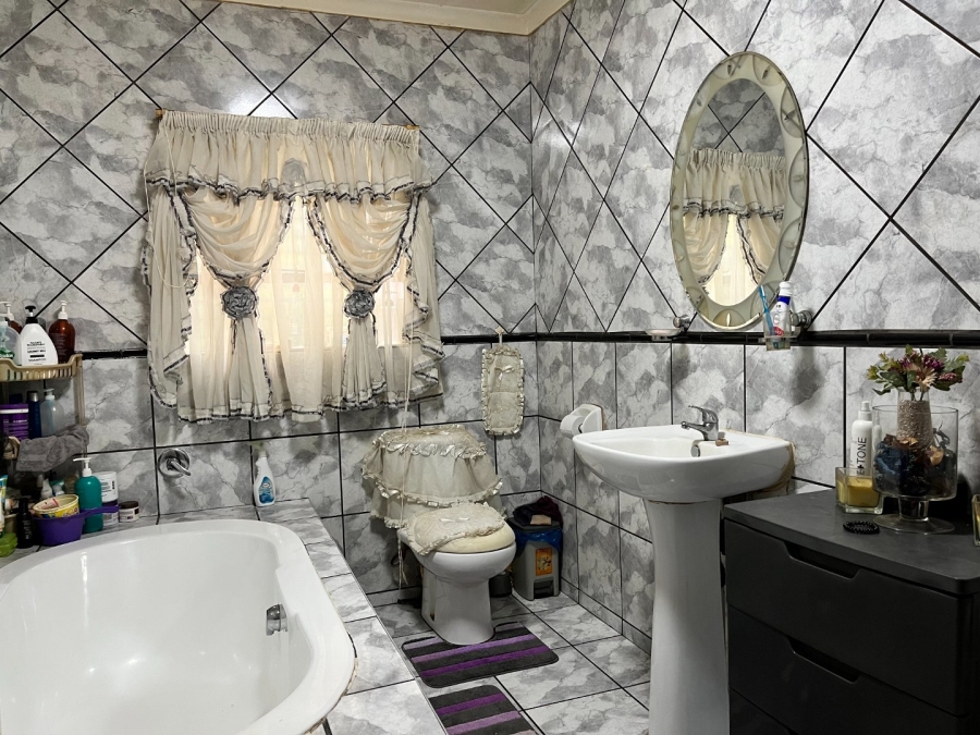 6 Bedroom Property for Sale in Bedworth Park Gauteng