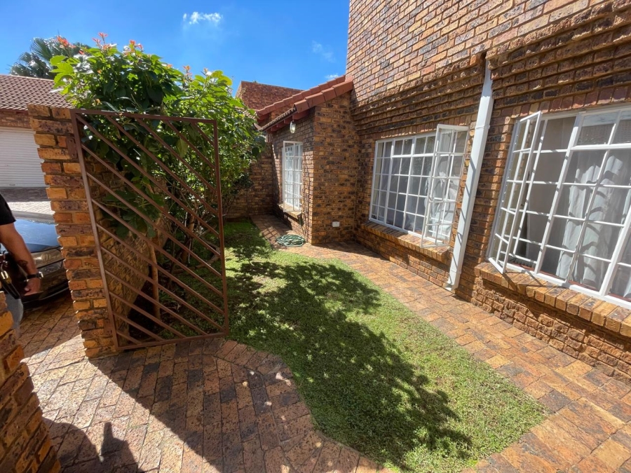 3 Bedroom Property for Sale in Brackendowns Gauteng