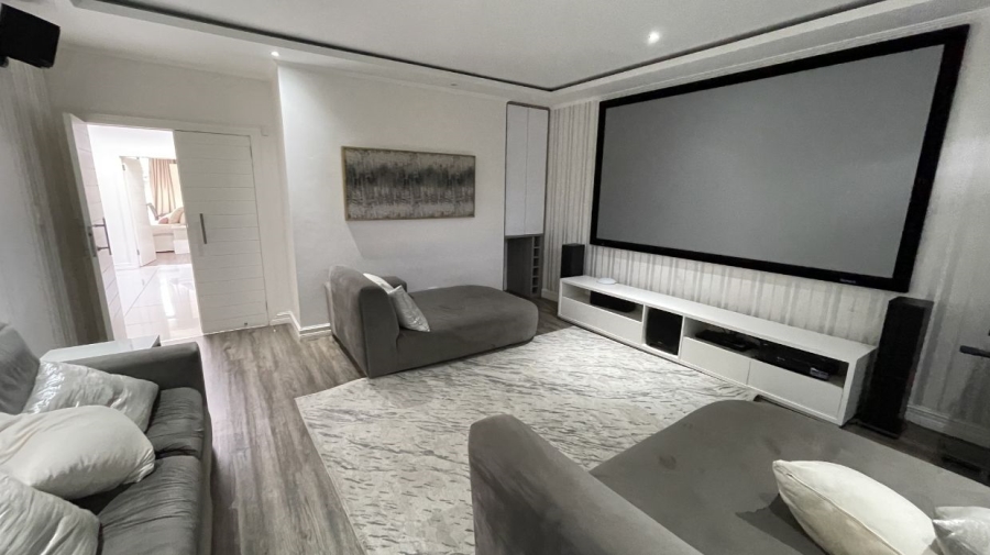 To Let 5 Bedroom Property for Rent in Greenstone Hill Gauteng