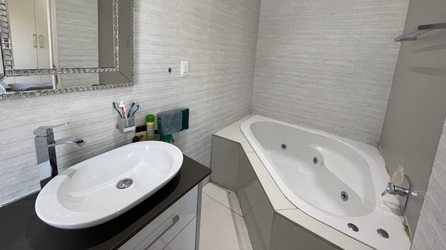 To Let 5 Bedroom Property for Rent in Greenstone Hill Gauteng