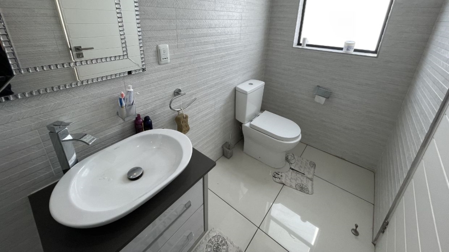 To Let 5 Bedroom Property for Rent in Greenstone Hill Gauteng