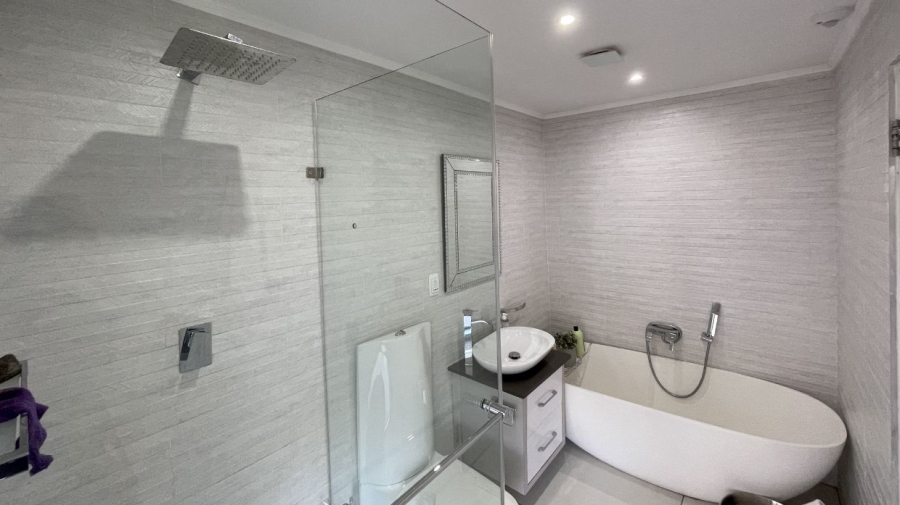 To Let 5 Bedroom Property for Rent in Greenstone Hill Gauteng