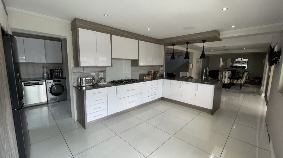 To Let 5 Bedroom Property for Rent in Greenstone Hill Gauteng