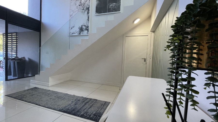 To Let 5 Bedroom Property for Rent in Greenstone Hill Gauteng