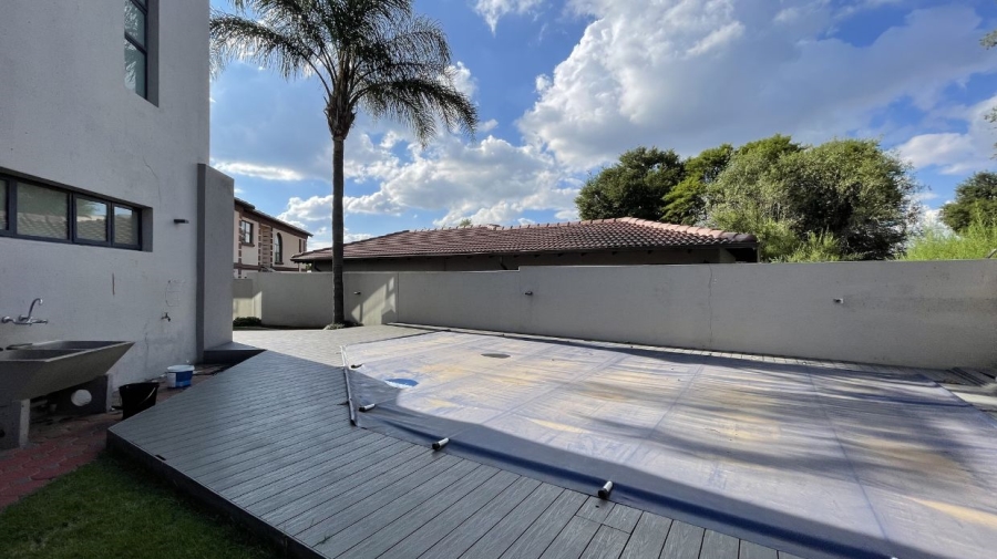 To Let 5 Bedroom Property for Rent in Greenstone Hill Gauteng