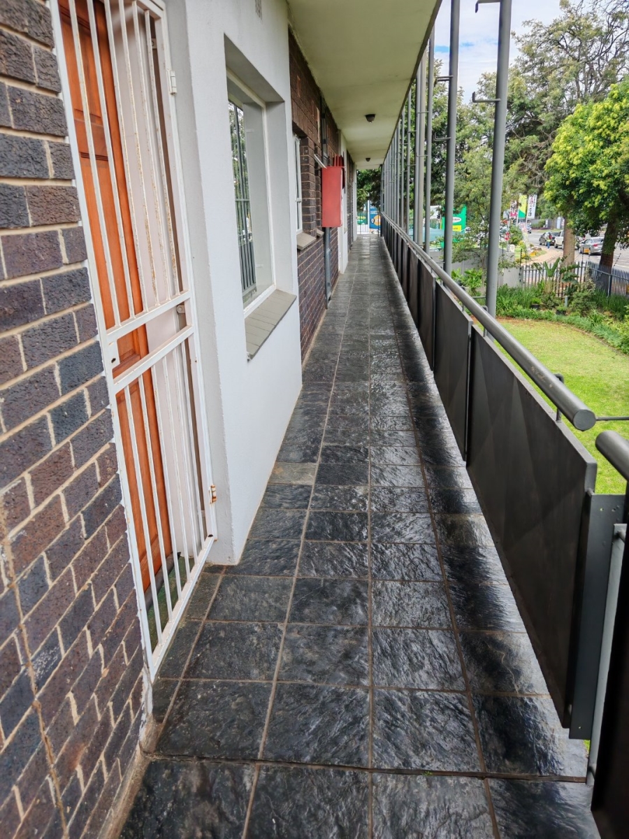 To Let 2 Bedroom Property for Rent in Linden Gauteng