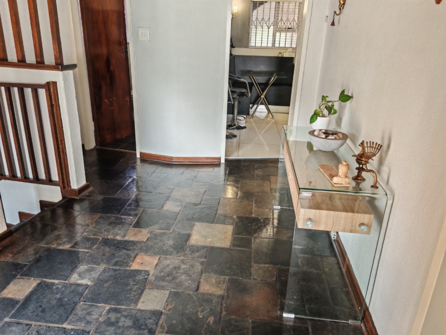 6 Bedroom Property for Sale in De Wetshof Gauteng