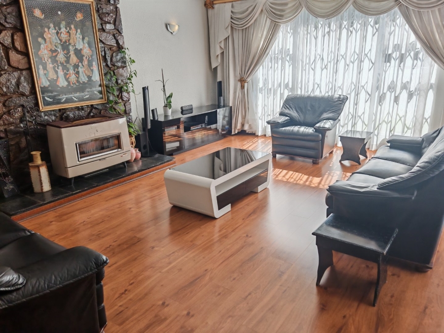 6 Bedroom Property for Sale in De Wetshof Gauteng