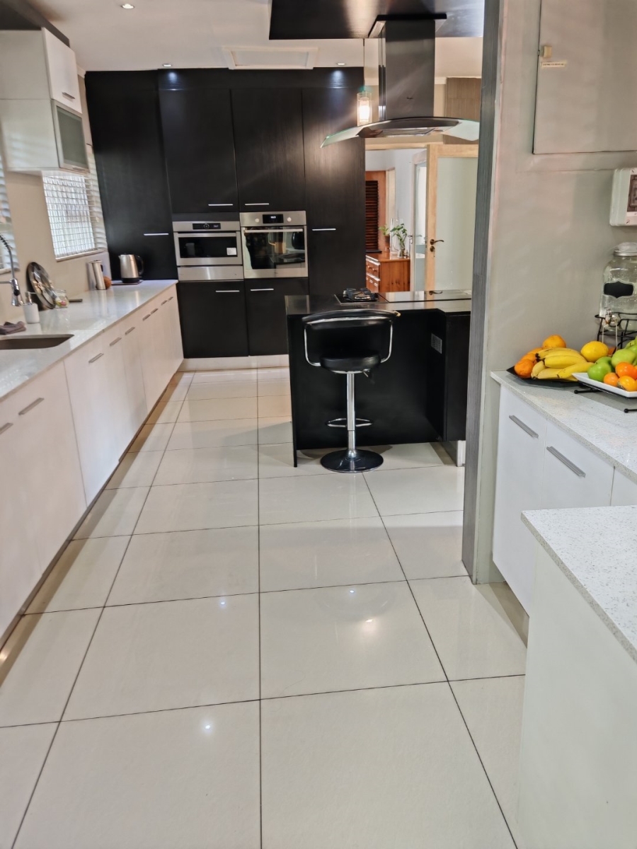 6 Bedroom Property for Sale in De Wetshof Gauteng
