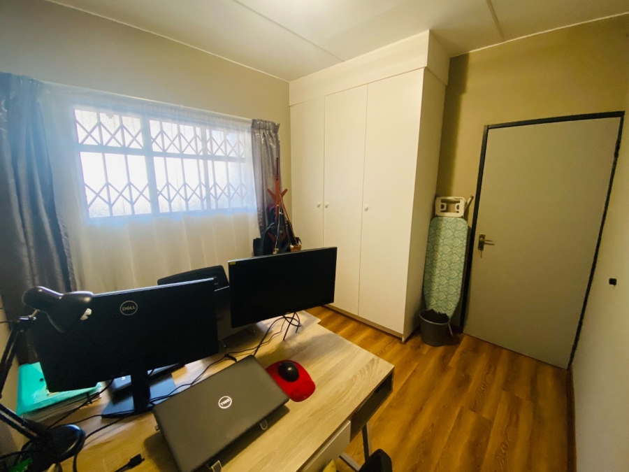 To Let 2 Bedroom Property for Rent in Glen Austin Gauteng