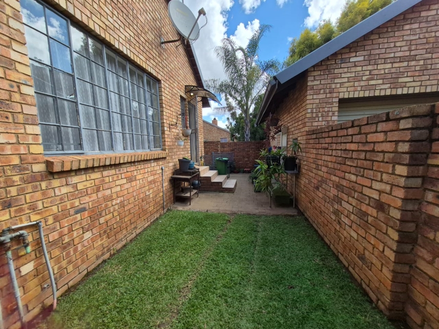 To Let 3 Bedroom Property for Rent in Rooihuiskraal North Gauteng