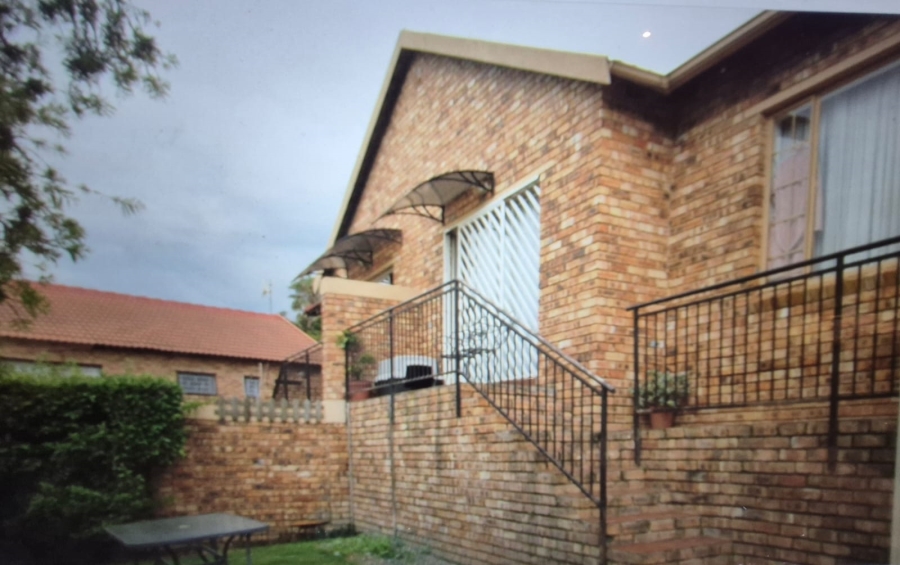 2 Bedroom Property for Sale in Wilgeheuwel Gauteng