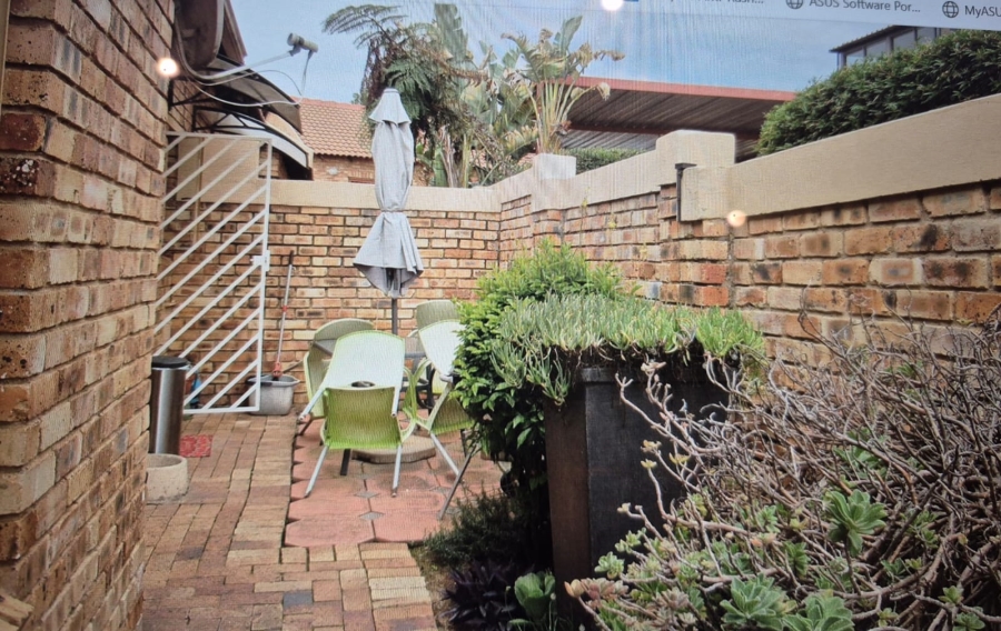 2 Bedroom Property for Sale in Wilgeheuwel Gauteng