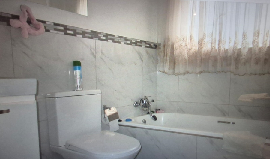 2 Bedroom Property for Sale in Wilgeheuwel Gauteng
