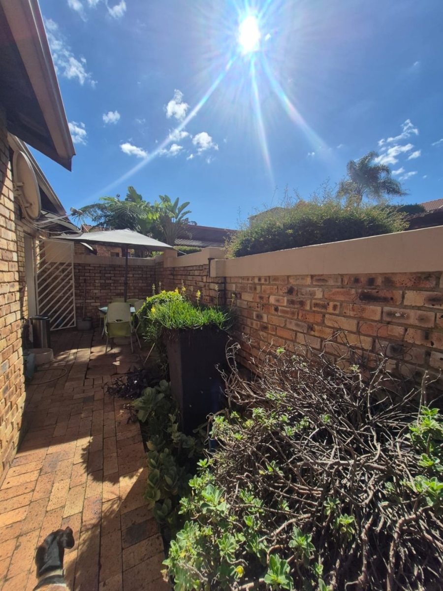 2 Bedroom Property for Sale in Wilgeheuwel Gauteng