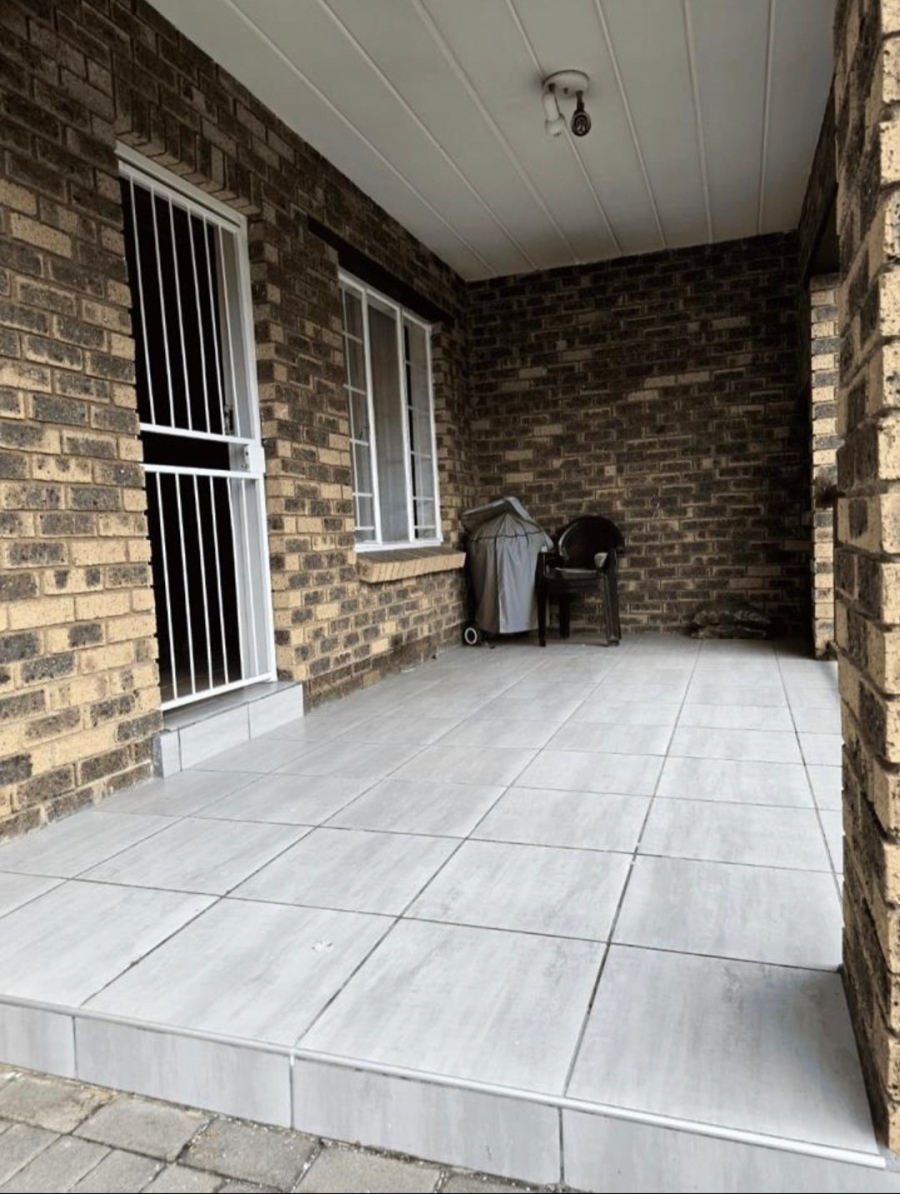 2 Bedroom Property for Sale in Noordwyk Gauteng