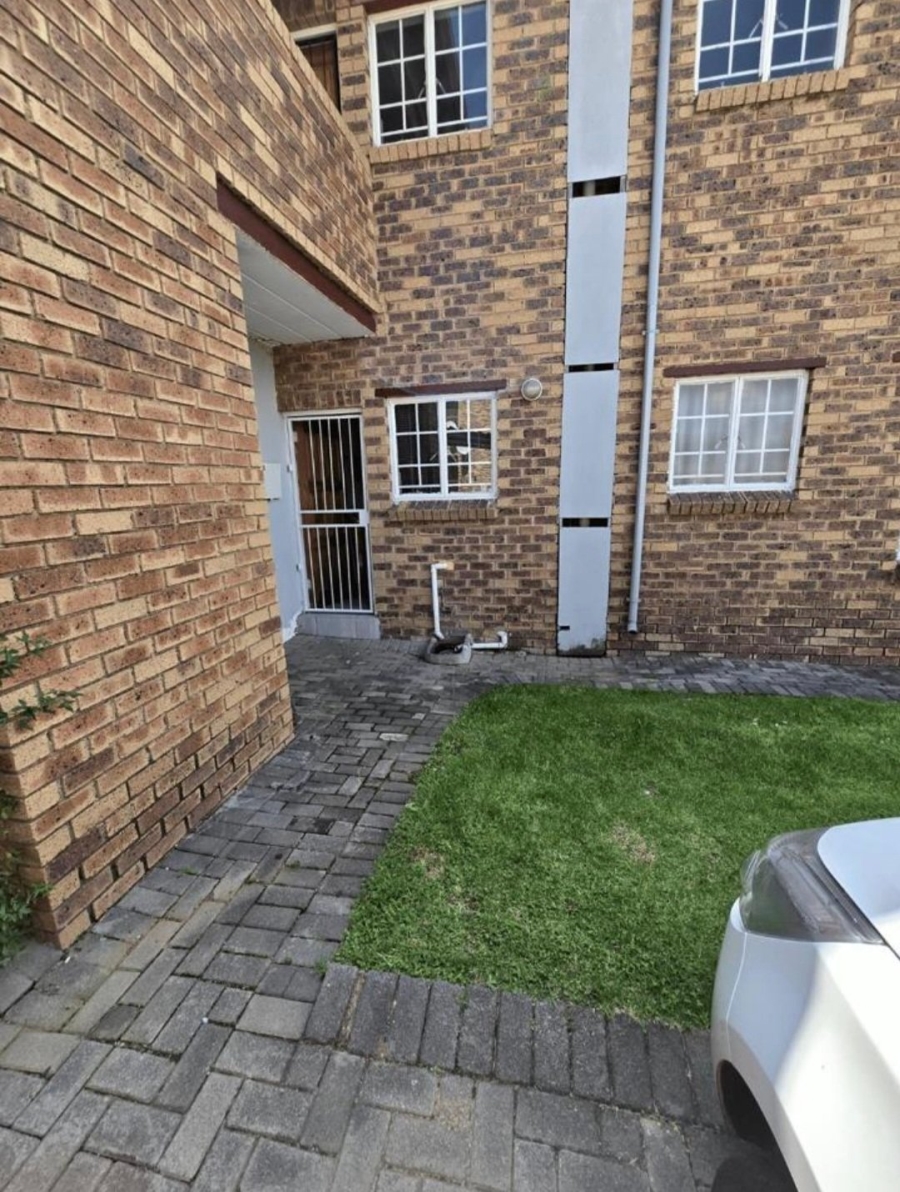 2 Bedroom Property for Sale in Noordwyk Gauteng