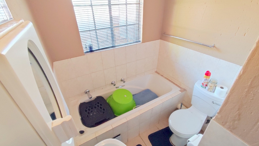 2 Bedroom Property for Sale in Heuwelsig Estate Gauteng