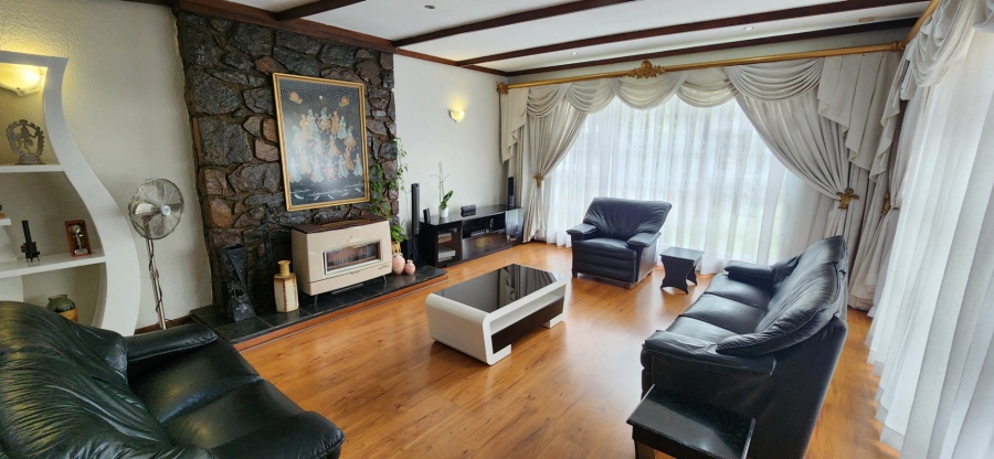 6 Bedroom Property for Sale in De Wetshof Gauteng
