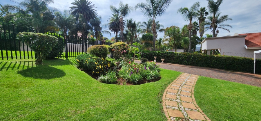 6 Bedroom Property for Sale in De Wetshof Gauteng