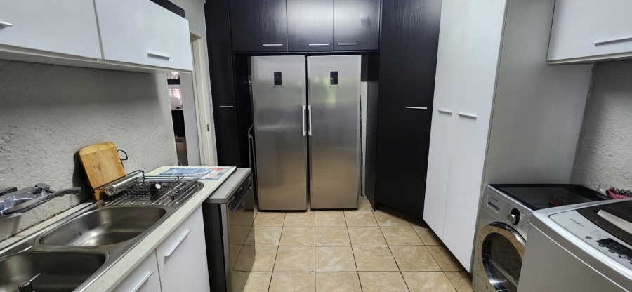 6 Bedroom Property for Sale in De Wetshof Gauteng