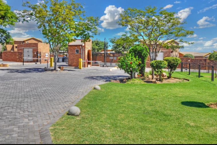 2 Bedroom Property for Sale in Noordwyk Gauteng