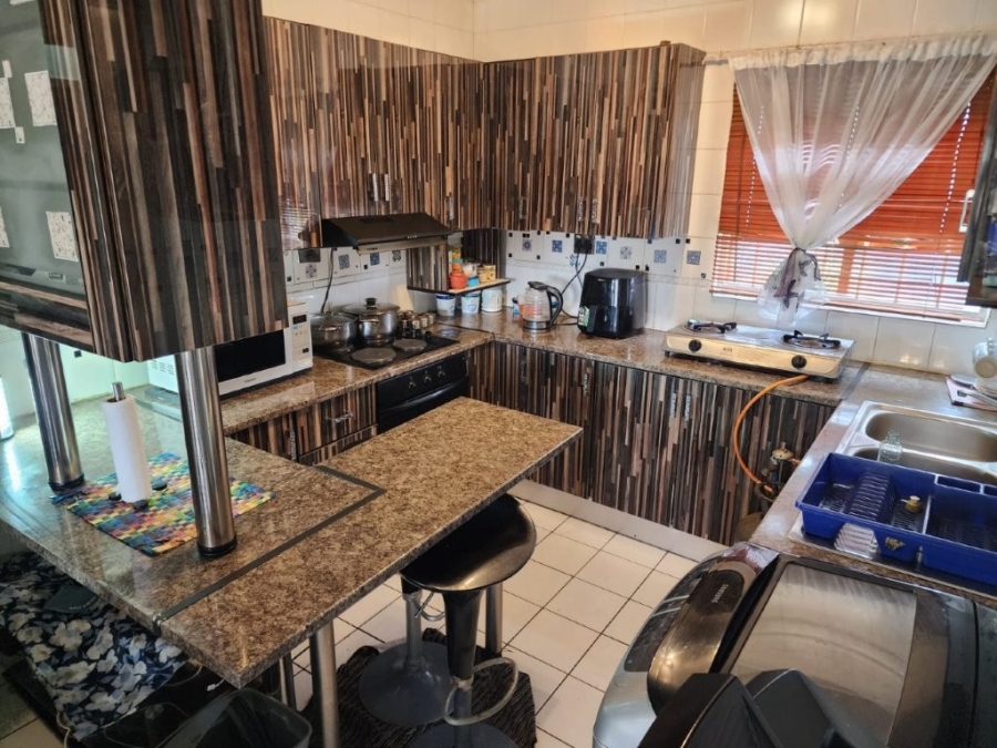 2 Bedroom Property for Sale in Glen Marais Gauteng