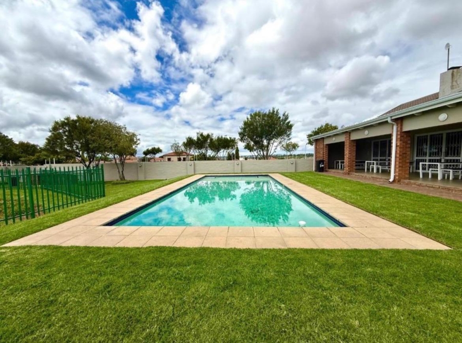 2 Bedroom Property for Sale in Blue Hills Gauteng