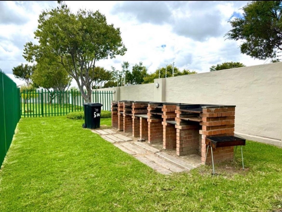 2 Bedroom Property for Sale in Blue Hills Gauteng