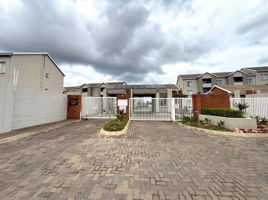 2 Bedroom Property for Sale in Blue Hills Gauteng