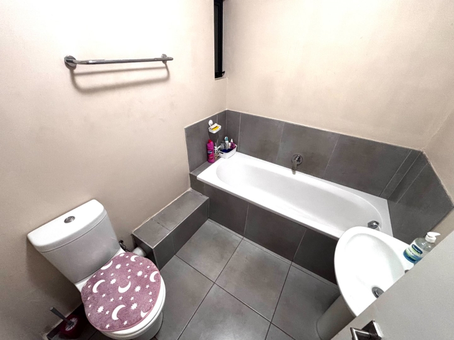 2 Bedroom Property for Sale in Vorna Valley Gauteng
