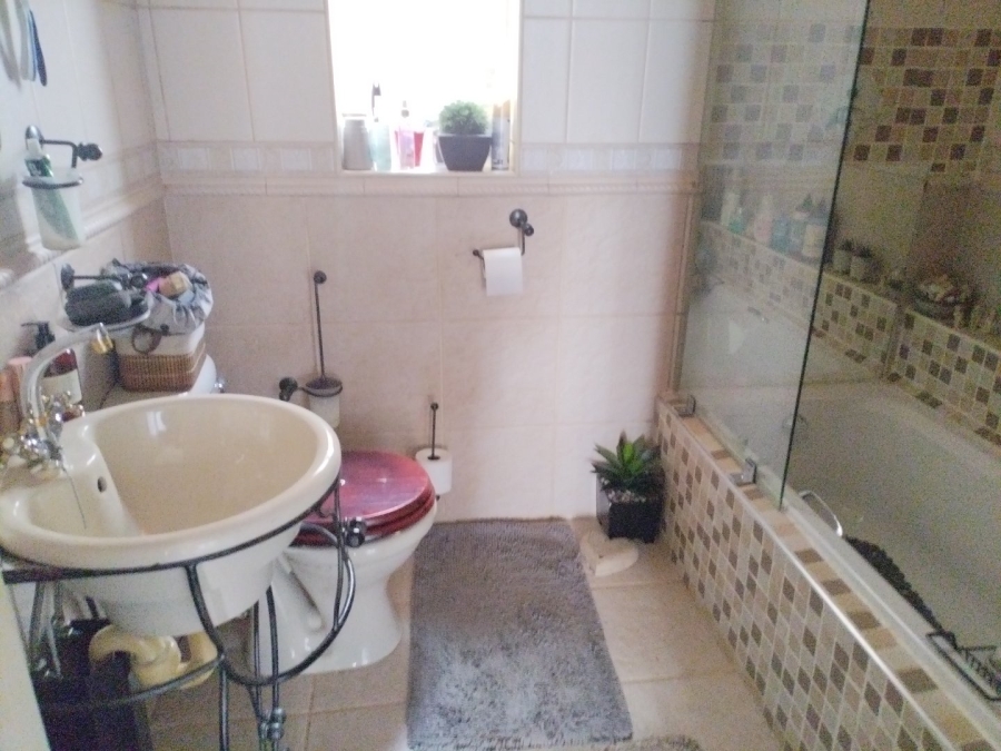 4 Bedroom Property for Sale in Strubenvale Gauteng