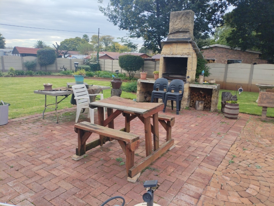 4 Bedroom Property for Sale in Strubenvale Gauteng