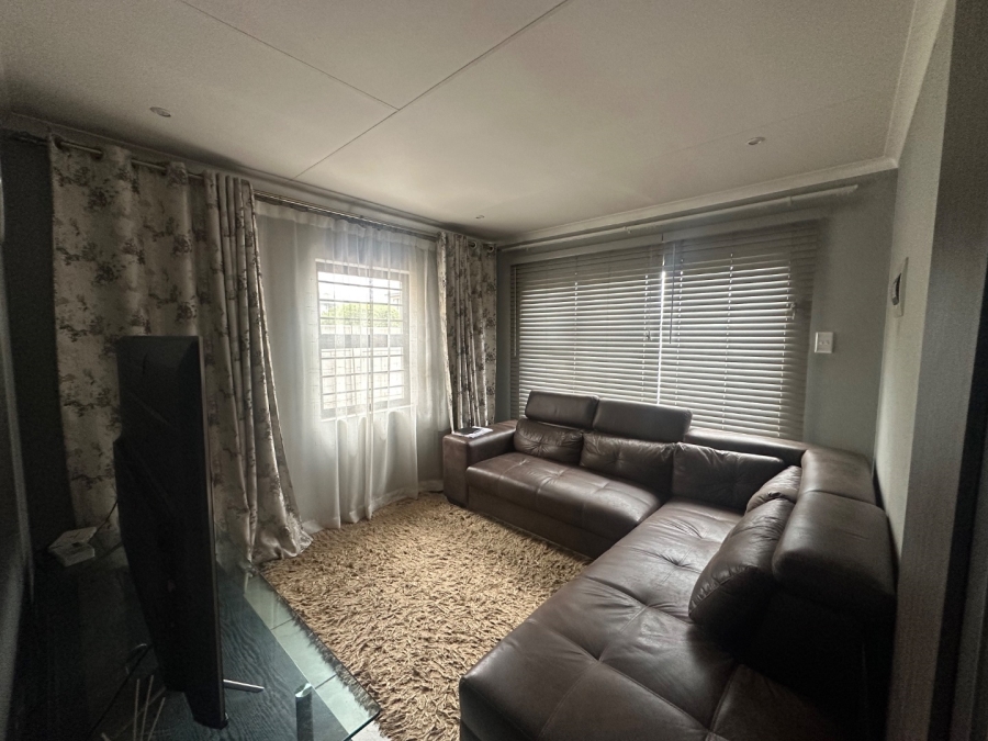 3 Bedroom Property for Sale in Albertsdal Gauteng
