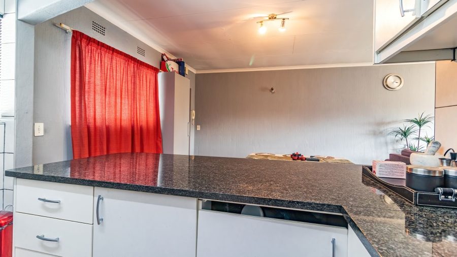1 Bedroom Property for Sale in Corlett Gardens Gauteng